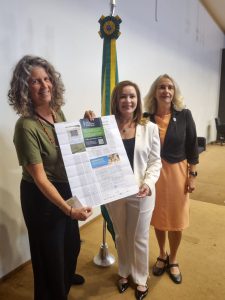 Paula Johns, Dep Socorro Neri (PP/A) e Maria Del Carmen Molina (Ministério da Saúde) com o manifesto publicado na Folha de SP