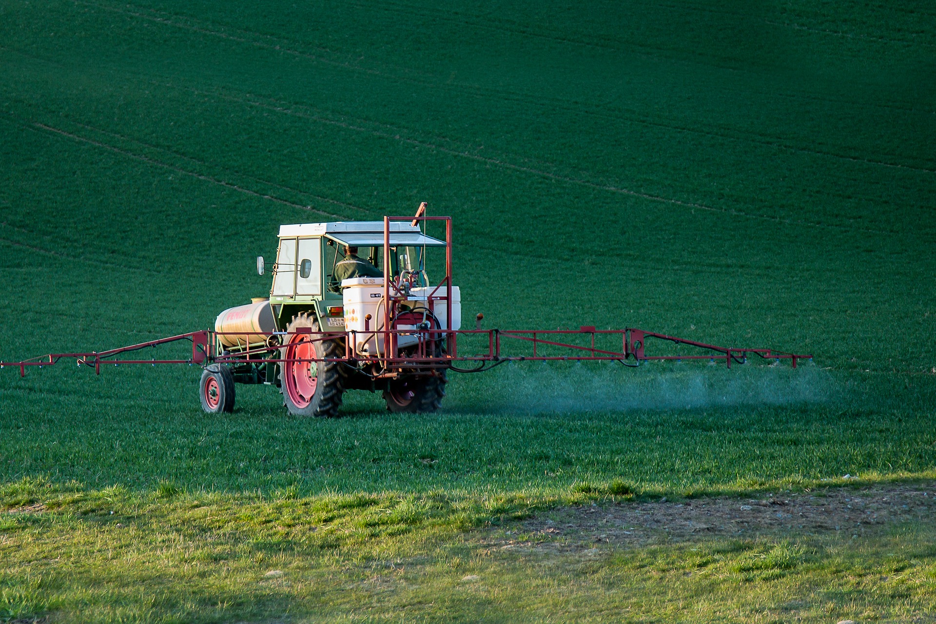 veículo despeja agrotóxicos em plantação